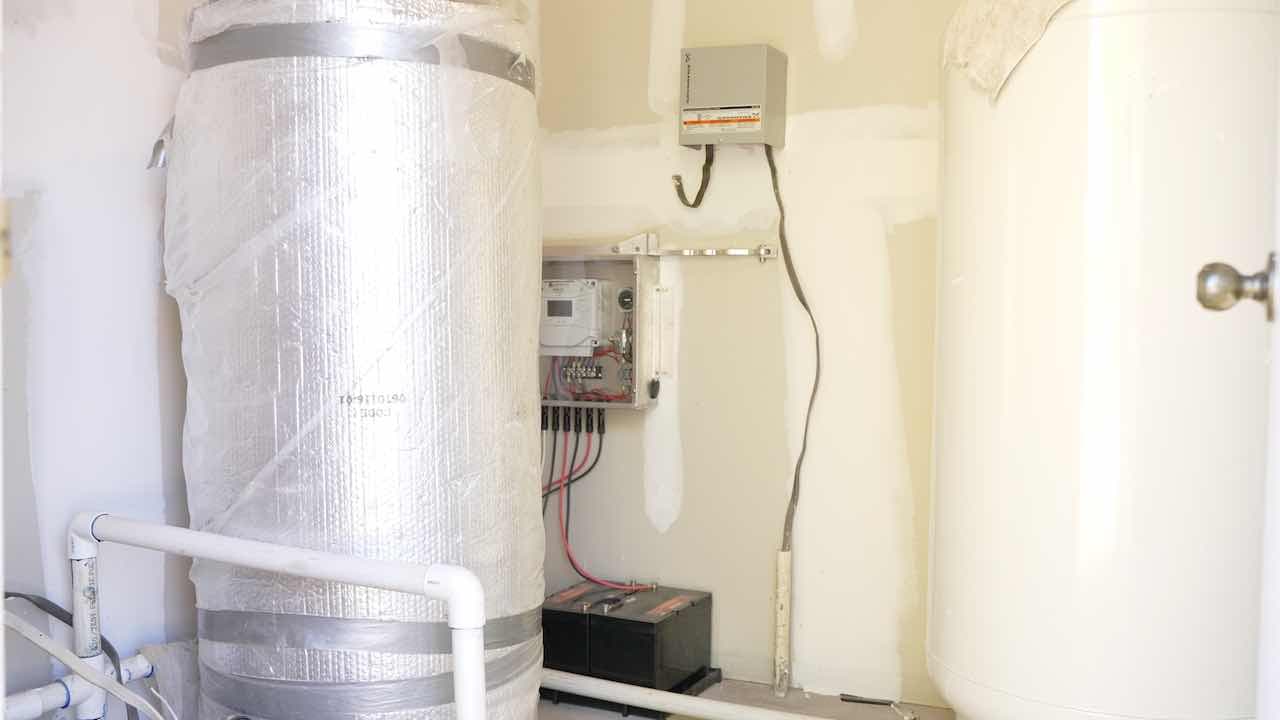 Simple Pump solar-powered installation with battery bank